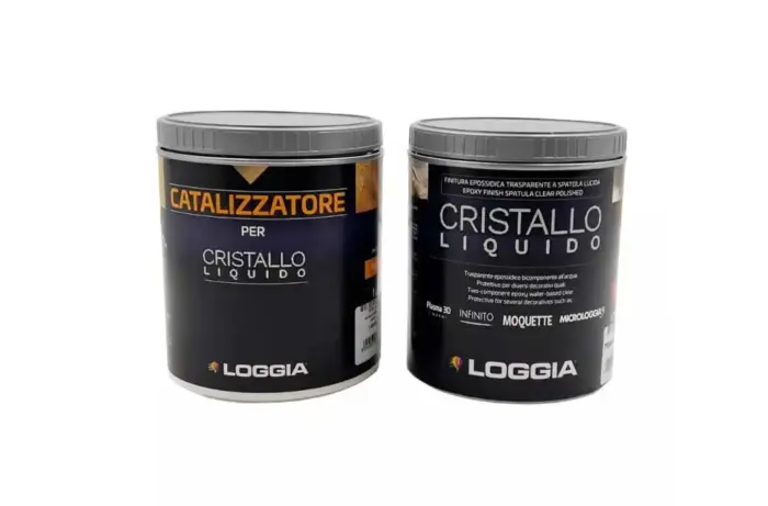 Cristallo Liquido von Loggia – Der ultimative Epoxy zur Wand Oberflächen Schützen  Bei Abate Decorate wissen wir, wie wichtig es ist, exklusive und dekorative Oberflächen zu schützen und ihre makellose Optik langfristig zu erhalten. Cristallo Liquido von Loggia ist die perfekte Lösung: ein wasserbasierter, transparenter Epoxidharzlack mit zwei Komponenten, der speziell entwickelt wurde, um hochwertige Oberflächen langlebig, stoßfest und chemikalienbeständig zu machen.